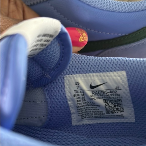 Nike Blue and Green Sneakers Classic Design - Picture 11 of 12